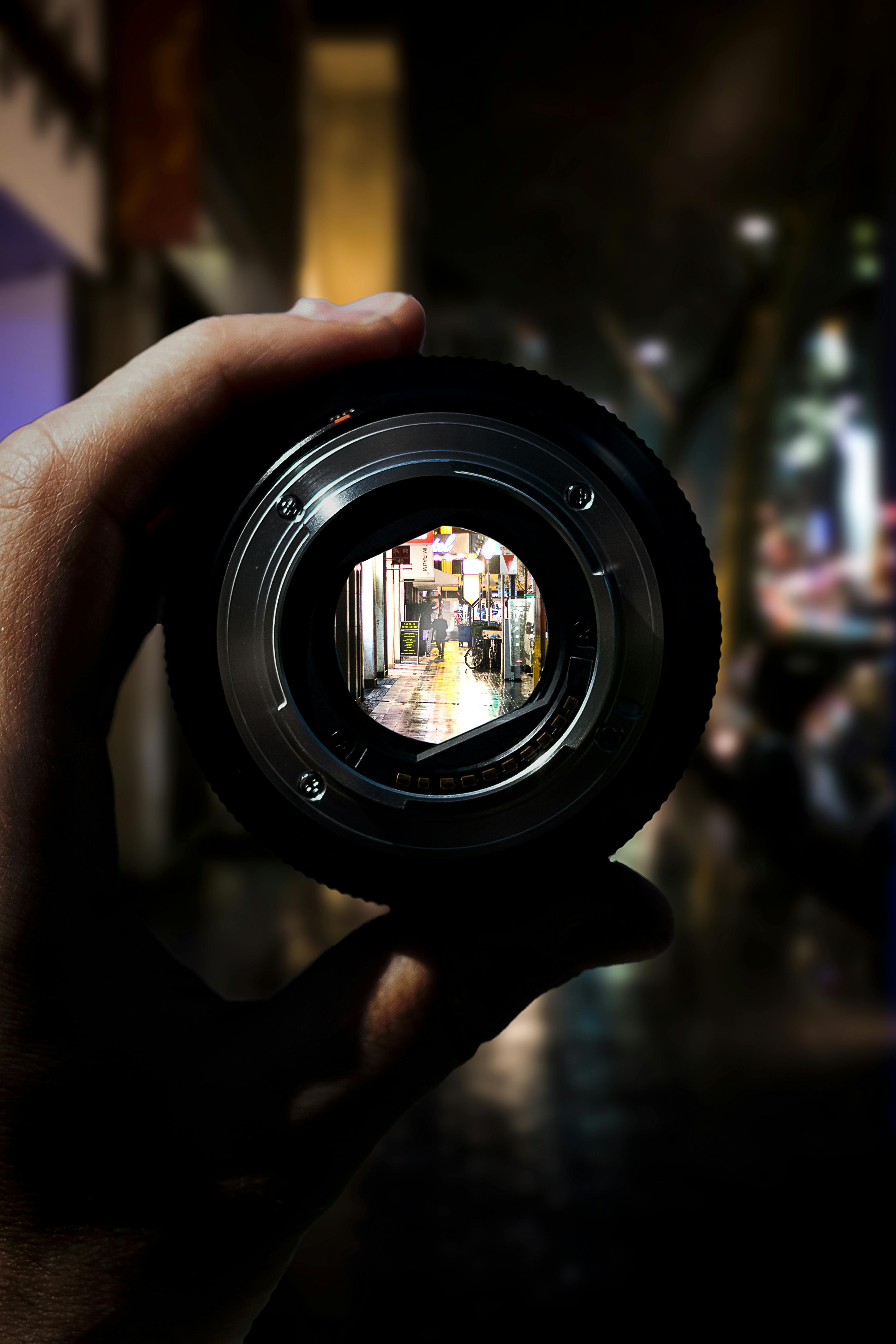 Close-up van een cameralens met zichtbaar diafragma, illustratie van het effect van het f-getal op lichtinval en scherptediepte.