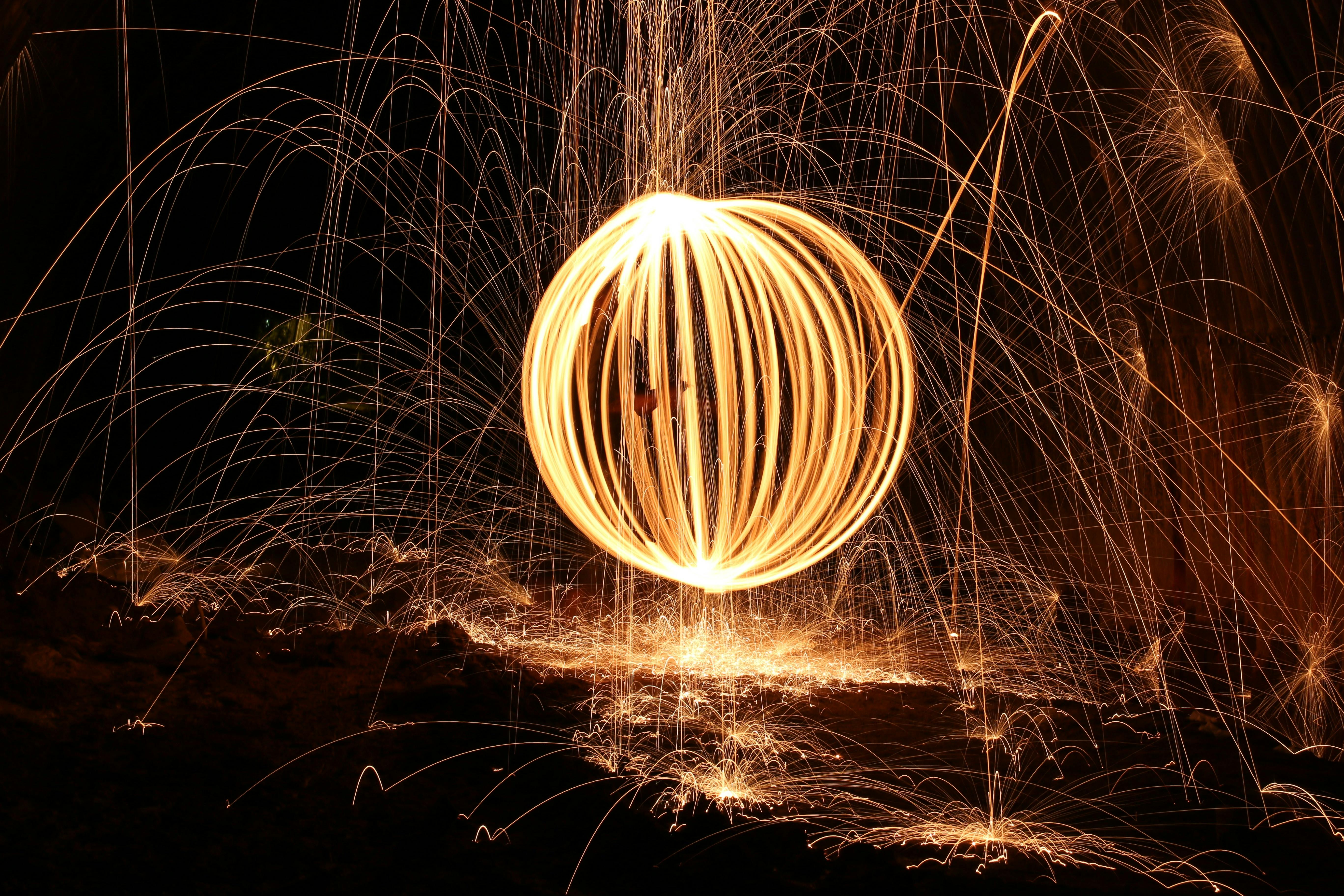 Lichtschilderen fotografie met bewegende lichtlijnen tegen een donkere achtergrond
