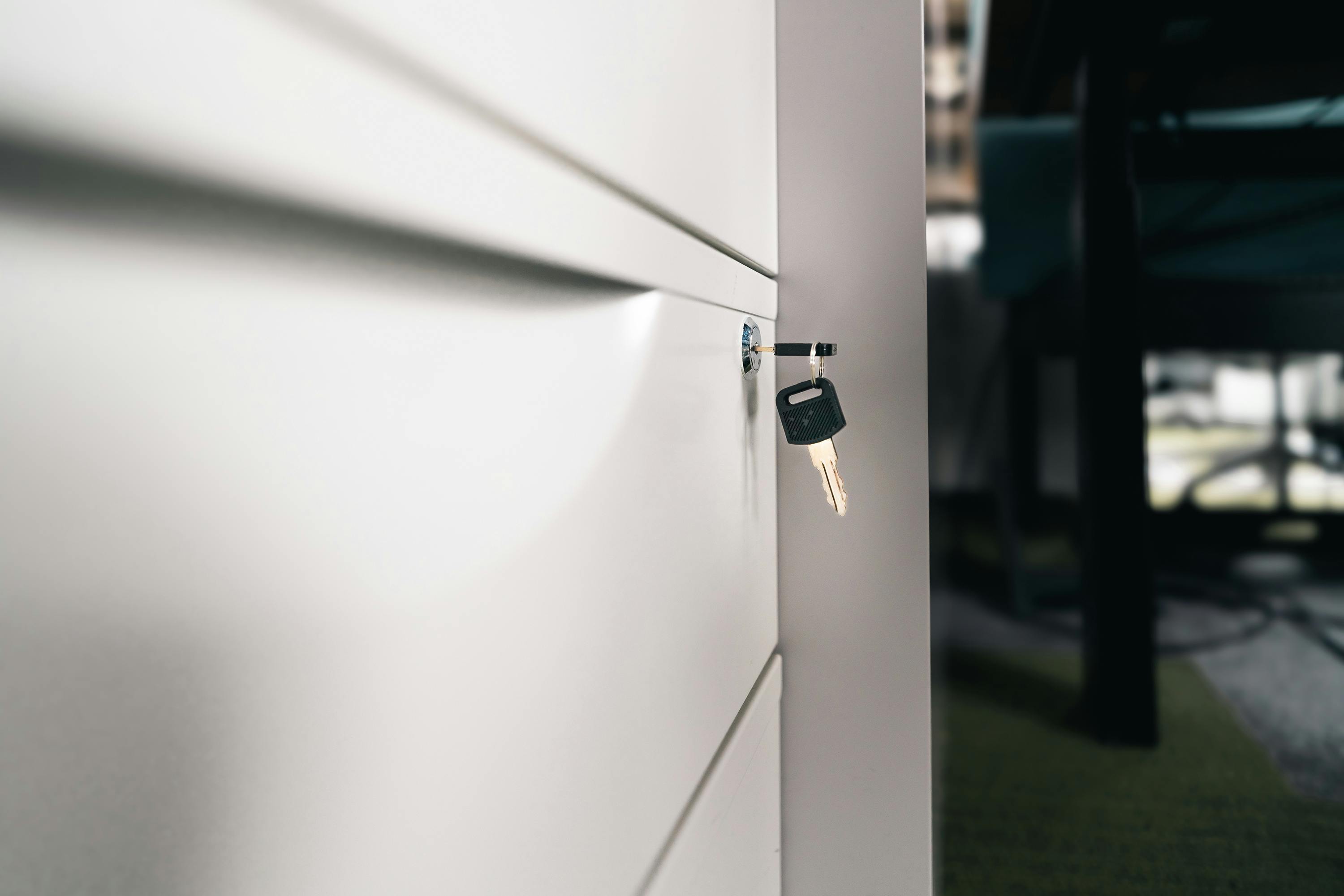Illustratie van een sleutel in het slot van kastlade, symbool voor privacy en copyright